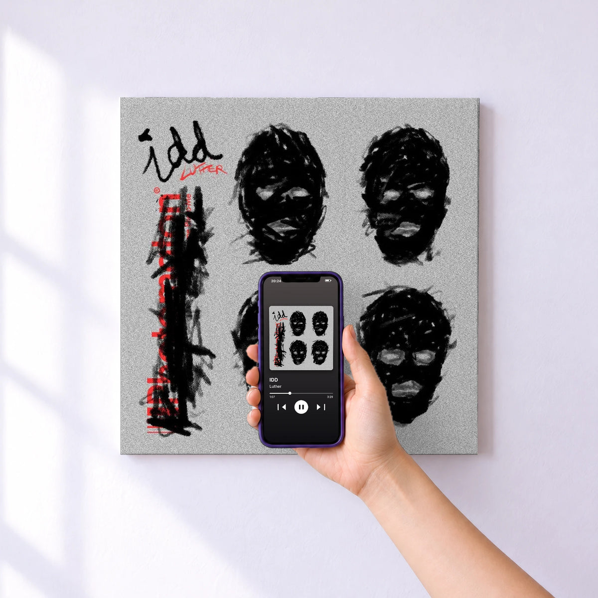 Affiche connectée IDD de Luther au mur : l'album se lance en approchant le téléphone