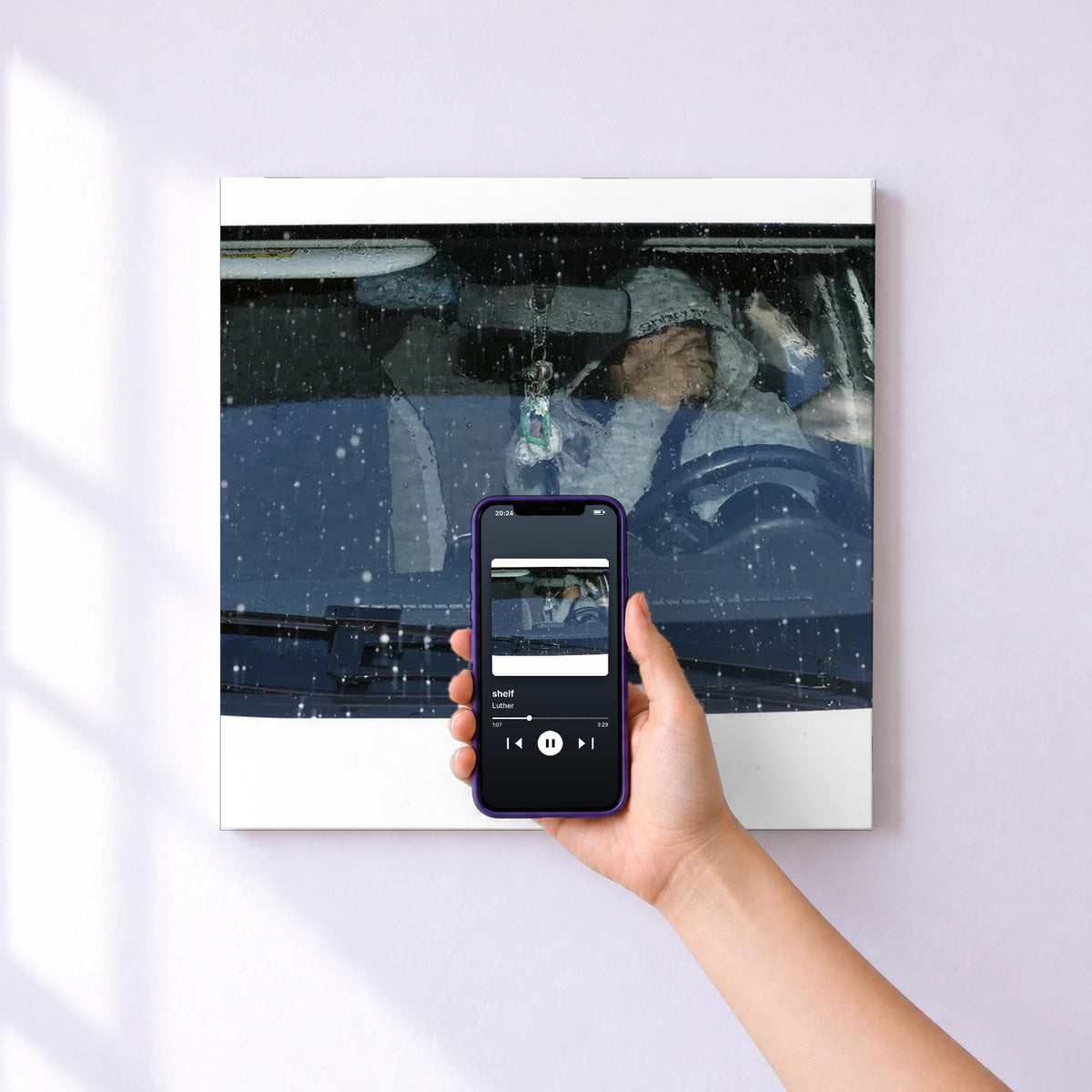 Affiche connectée shelf de Luther au mur : l'album se lance en approchant le téléphone