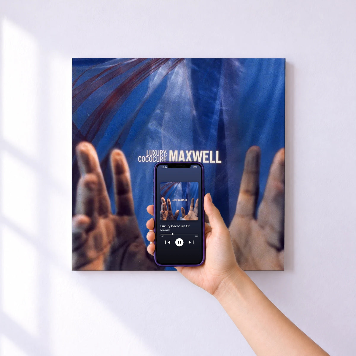 Affiche connectée Luxury Cococure EP de Maxwell au mur : l'album se lance en approchant le téléphone