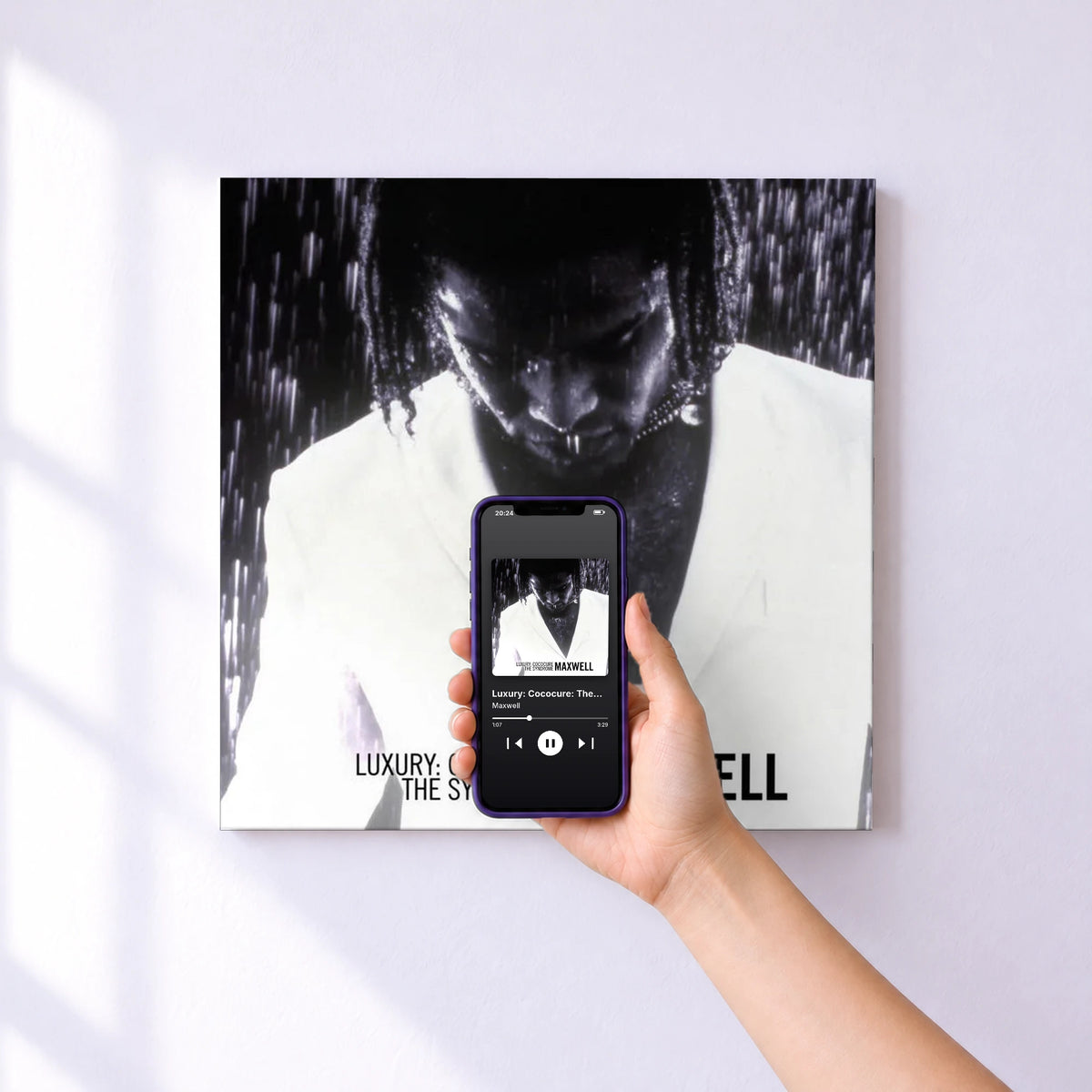 Affiche connectée Luxury: Cococure: The Syndrome EP de Maxwell au mur : l'album se lance en approchant le téléphone
