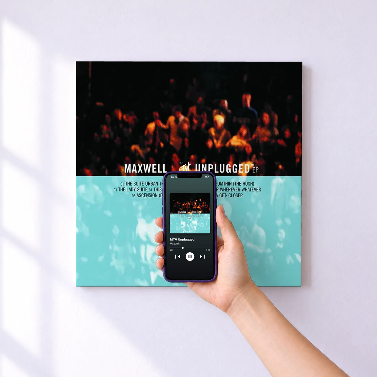 Affiche connectée MTV Unplugged de Maxwell au mur : l'album se lance en approchant le téléphone