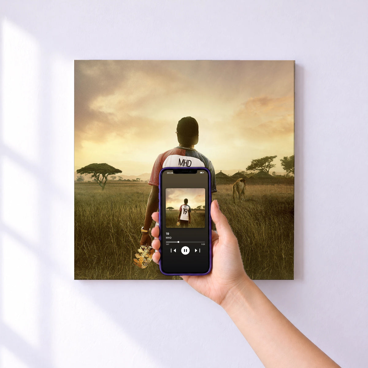 Affiche connectée 19 de MHD au mur : l'album se lance en approchant le téléphone