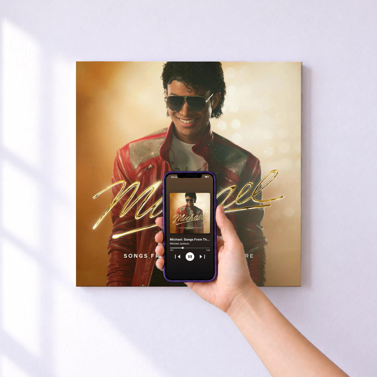 Affiche connectée Michael: Songs From The Motion Picture de Michael Jackson au mur : l'album se lance en approchant le téléphone