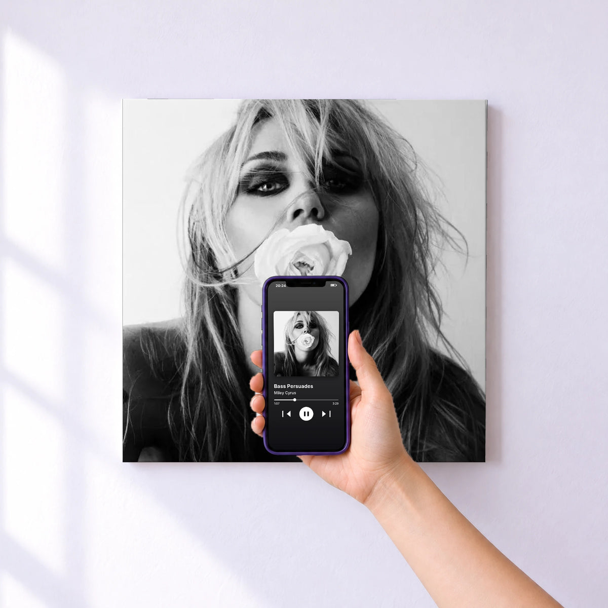Affiche connectée Bass Persuades de Miley Cyrus au mur : l'album se lance en approchant le téléphone