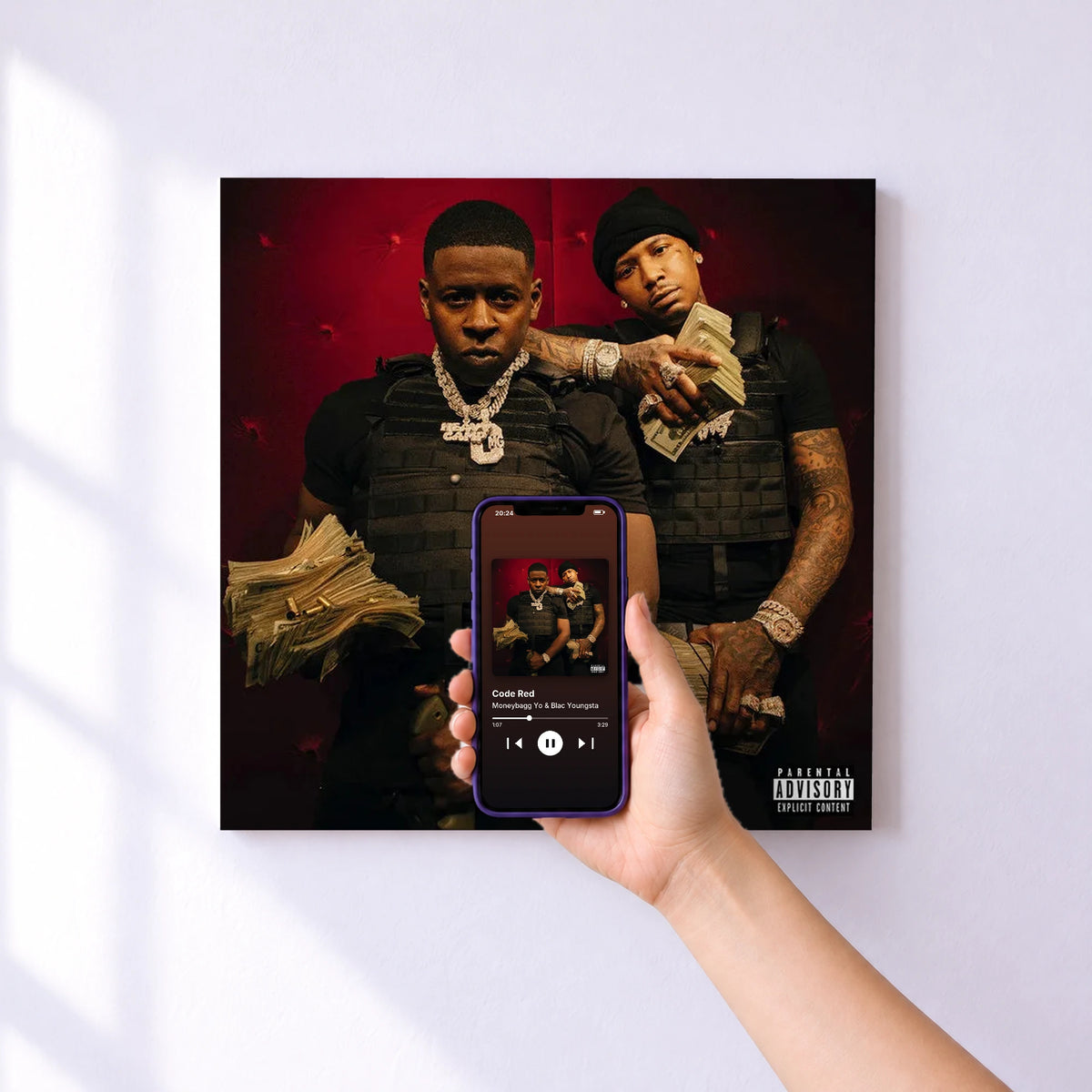 Affiche connectée Code Red de Moneybagg Yo & Blac Youngsta au mur : l'album se lance en approchant le téléphone