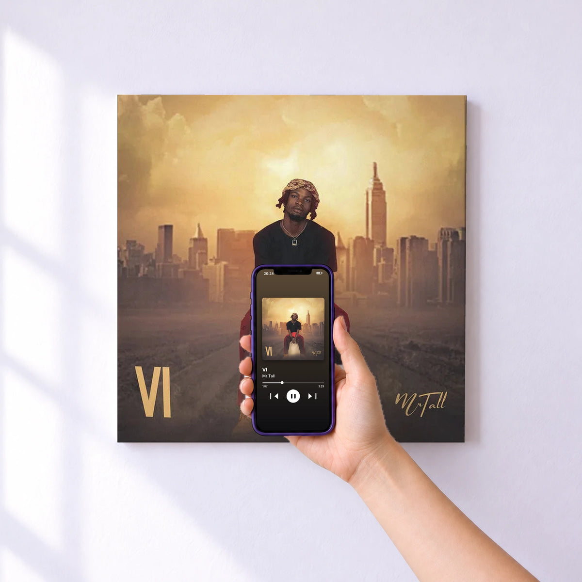 Affiche connectée VI de Mr Tall au mur : l'album se lance en approchant le téléphone