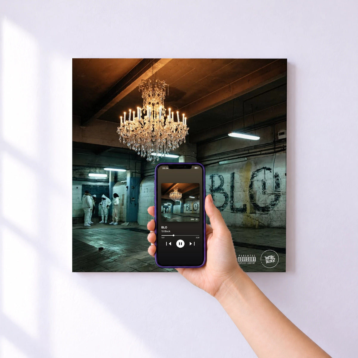 Affiche connectée BLO de 13 Block au mur : l'album se lance en approchant le téléphone