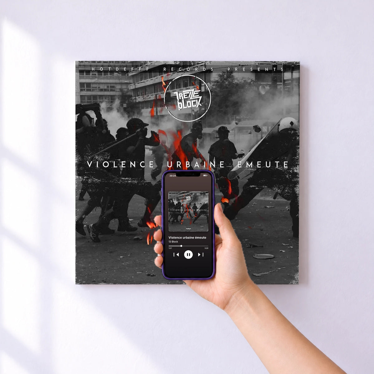 Affiche connectée Violence urbaine émeute de 13 Block au mur : l'album se lance en approchant le téléphone