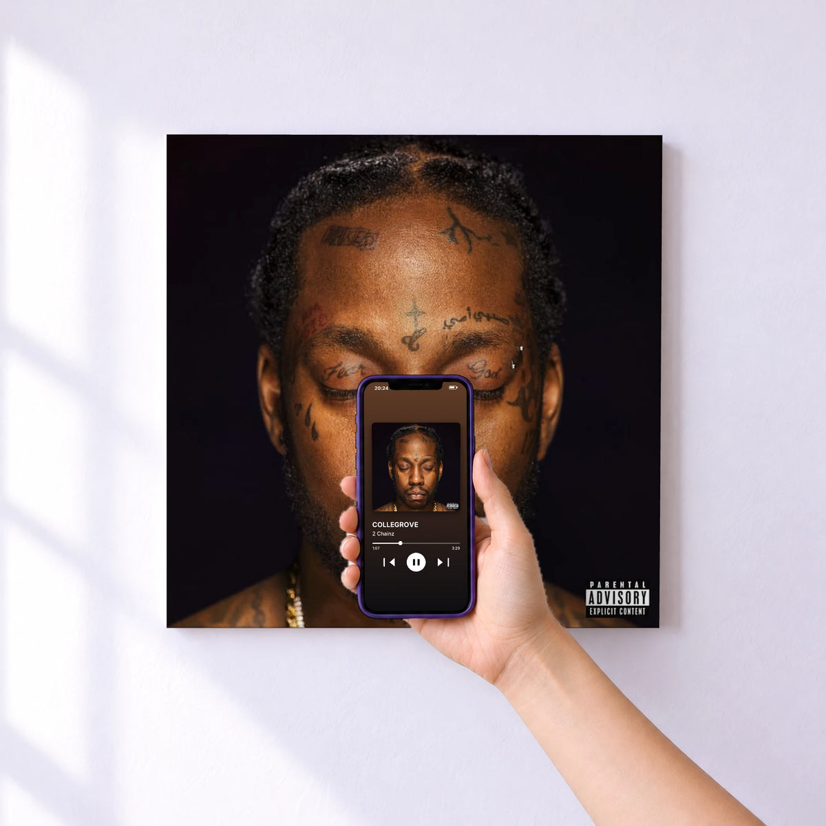 Affiche connectée COLLEGROVE de 2 Chainz au mur : l'album se lance en approchant le téléphone