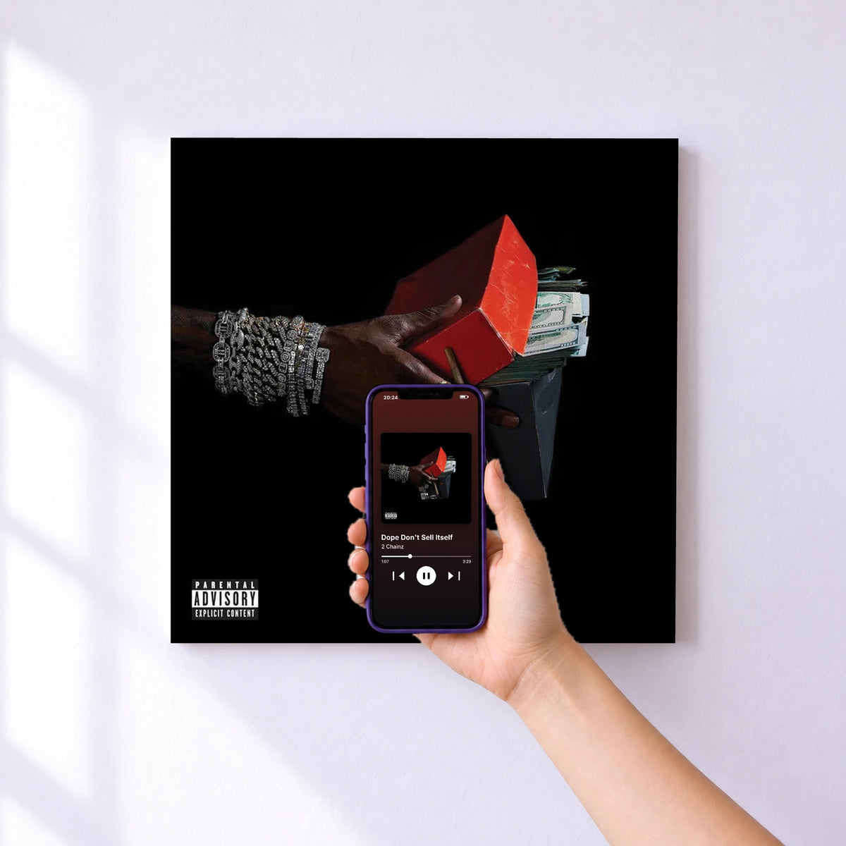 Affiche connectée Dope Don't Sell Itself de 2 Chainz au mur : l'album se lance en approchant le téléphone