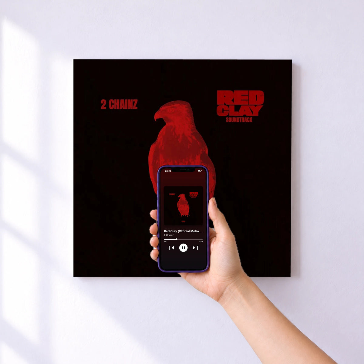 Affiche connectée Red Clay (Official Motion Picture Soundtrack) de 2 Chainz au mur : l'album se lance en approchant le téléphone