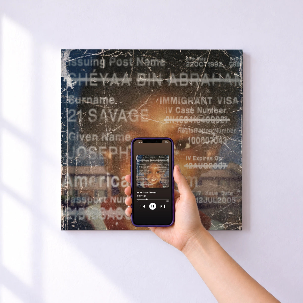 Affiche connectée american dream de 21 Savage au mur : l'album se lance en approchant le téléphone