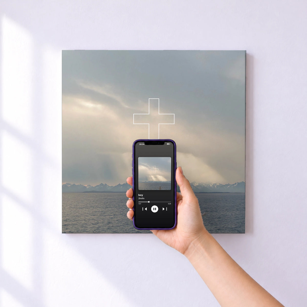 Affiche connectée boy de 2hollis au mur : l'album se lance en approchant le téléphone