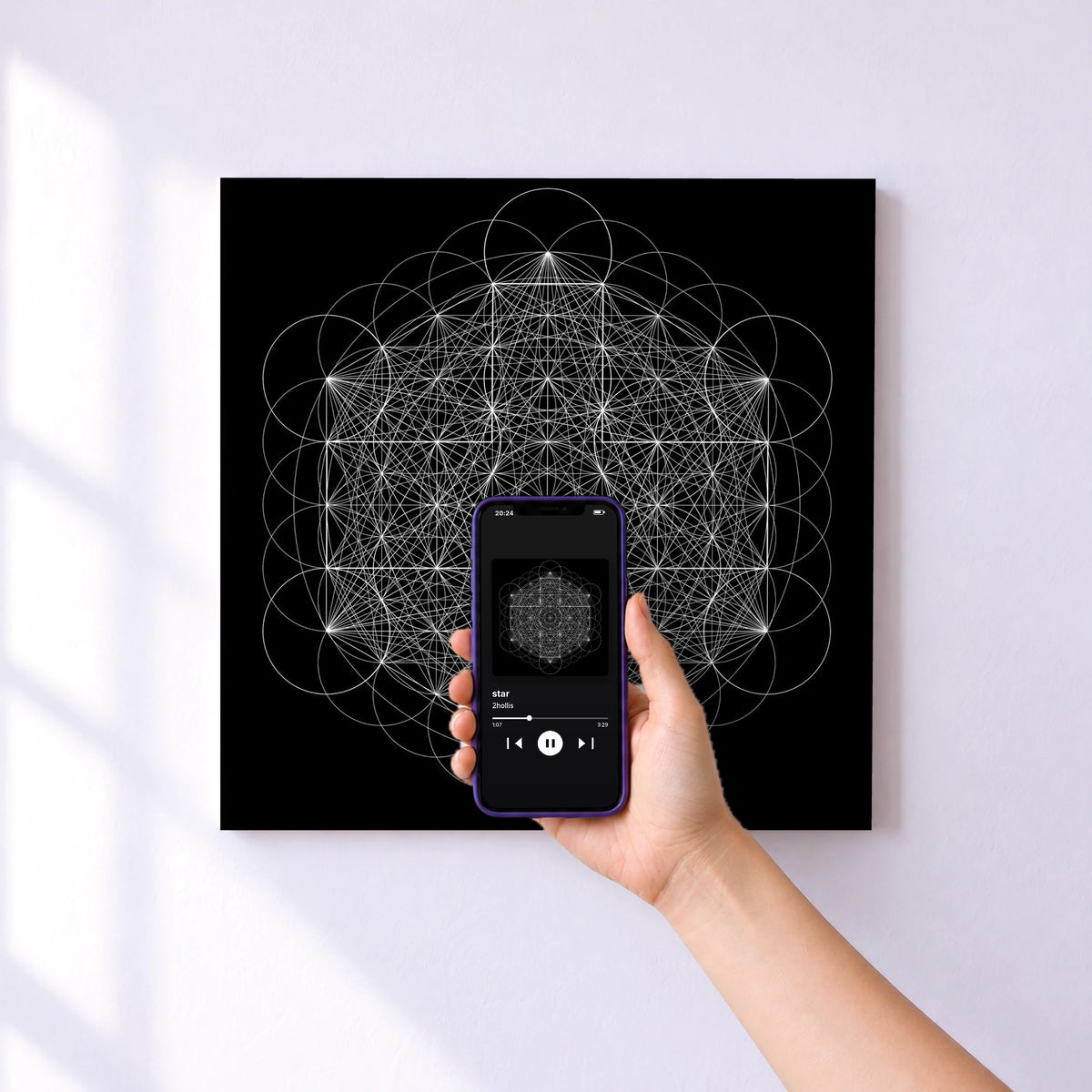 Affiche connectée star de 2hollis au mur : l'album se lance en approchant le téléphone