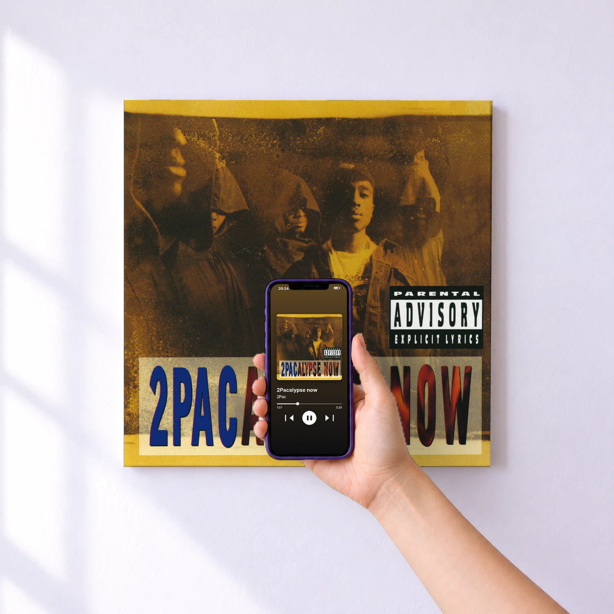 Affiche connectée 2Pacalypse now de 2Pac au mur : l'album se lance en approchant le téléphone