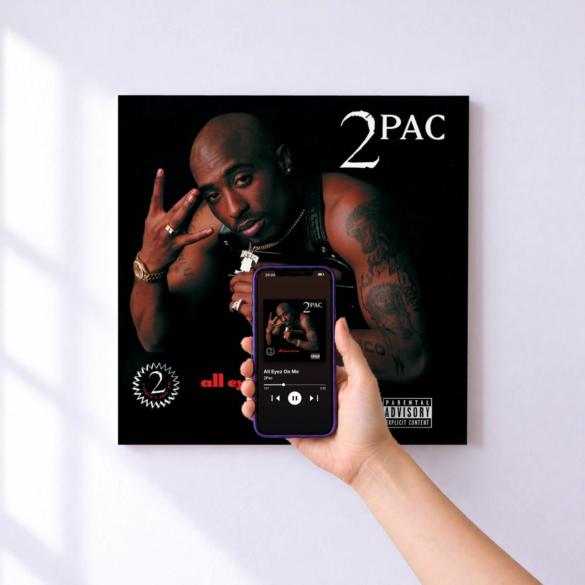 Affiche connectée All Eyez On Me de 2Pac au mur : l'album se lance en approchant le téléphone