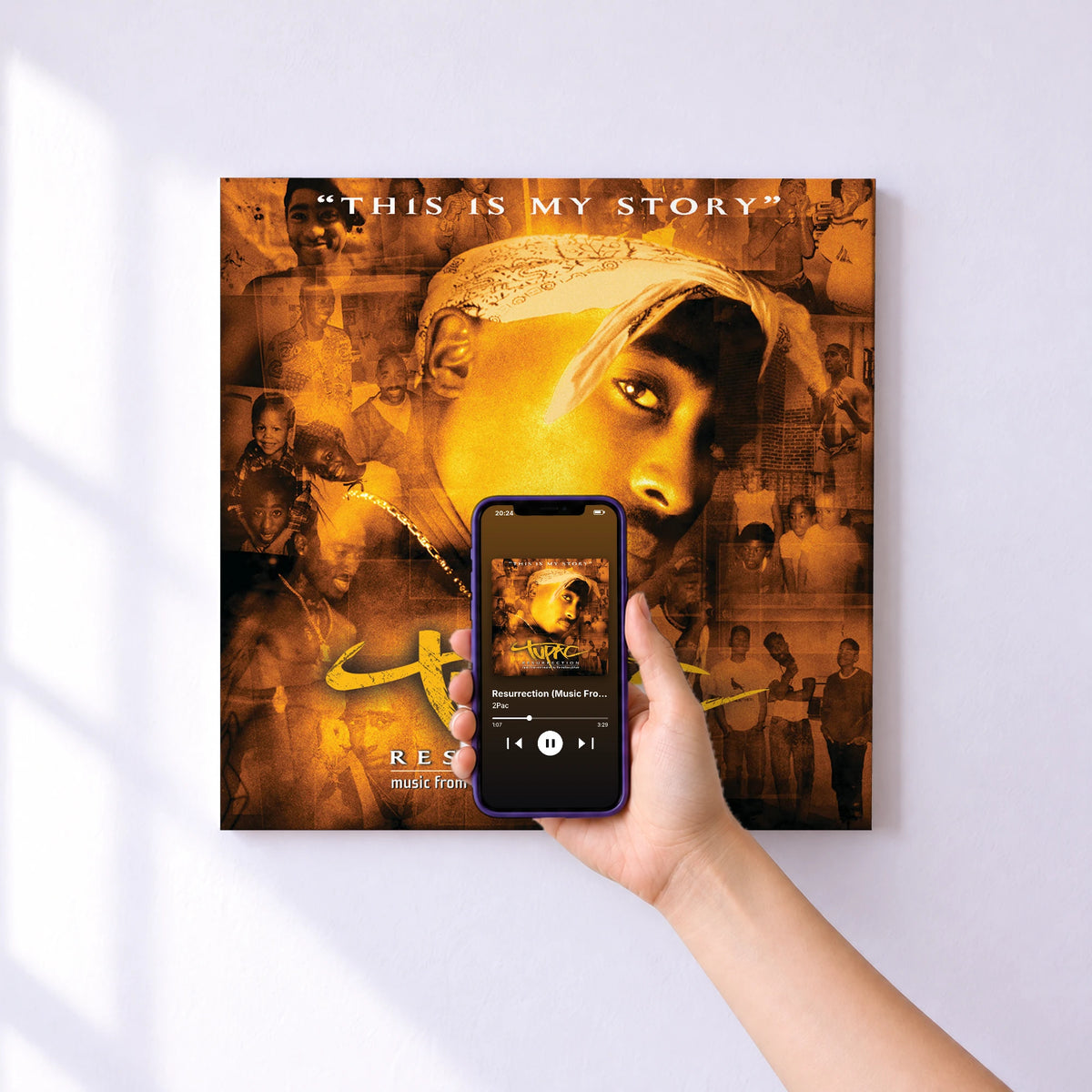 Affiche connectée Resurrection (Music From And Inspired By The Motion Picture) de 2Pac au mur : l'album se lance en approchant le téléphone