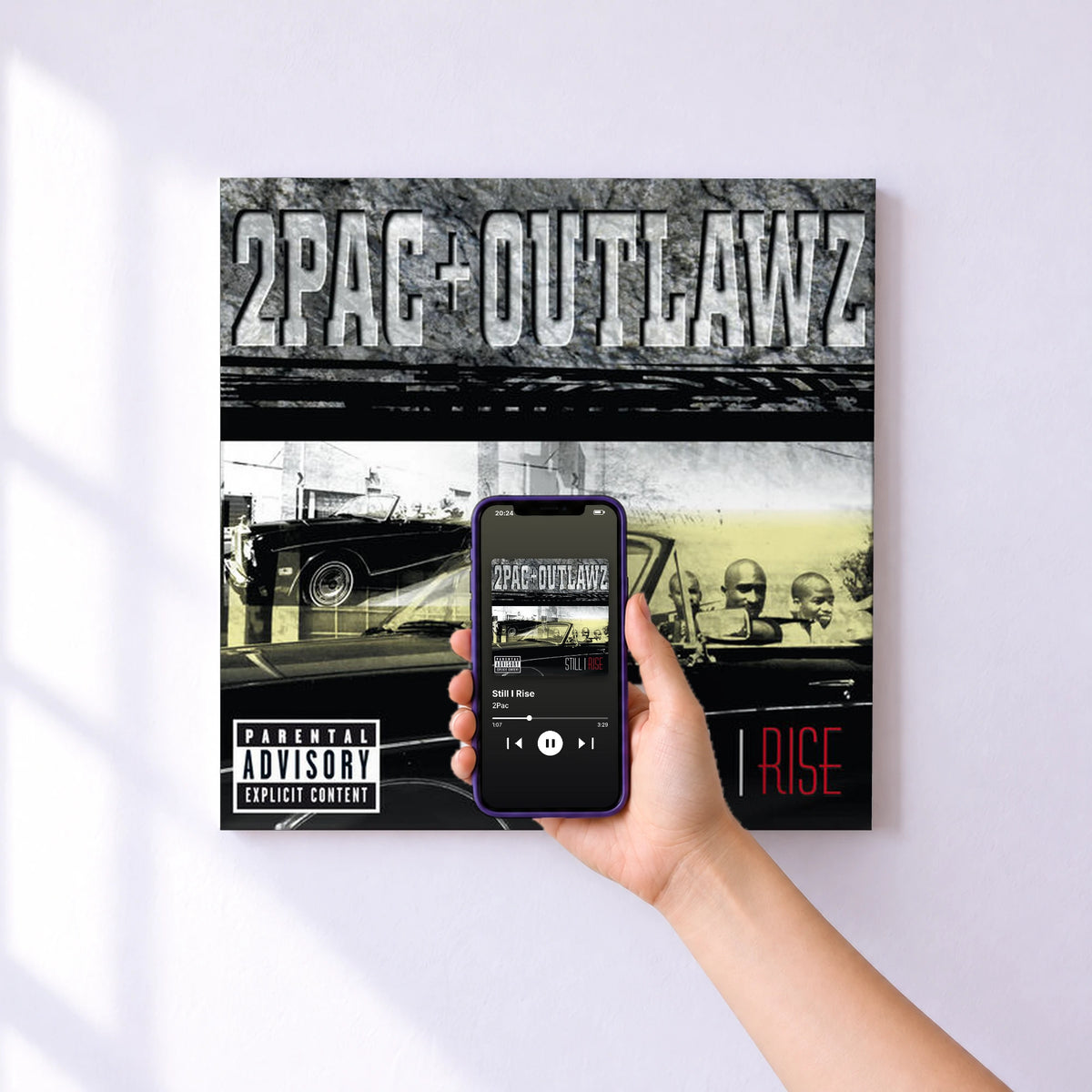 Affiche connectée Still I Rise de 2Pac au mur : l'album se lance en approchant le téléphone