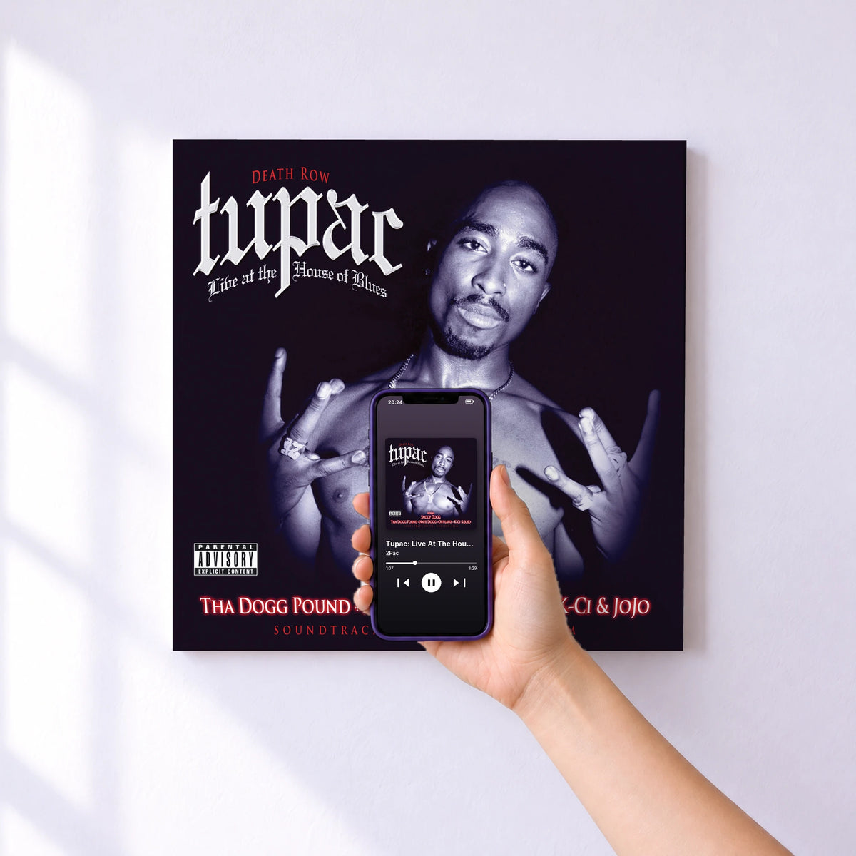 Affiche connectée Tupac: Live At The House Of Blues de 2Pac au mur : l'album se lance en approchant le téléphone