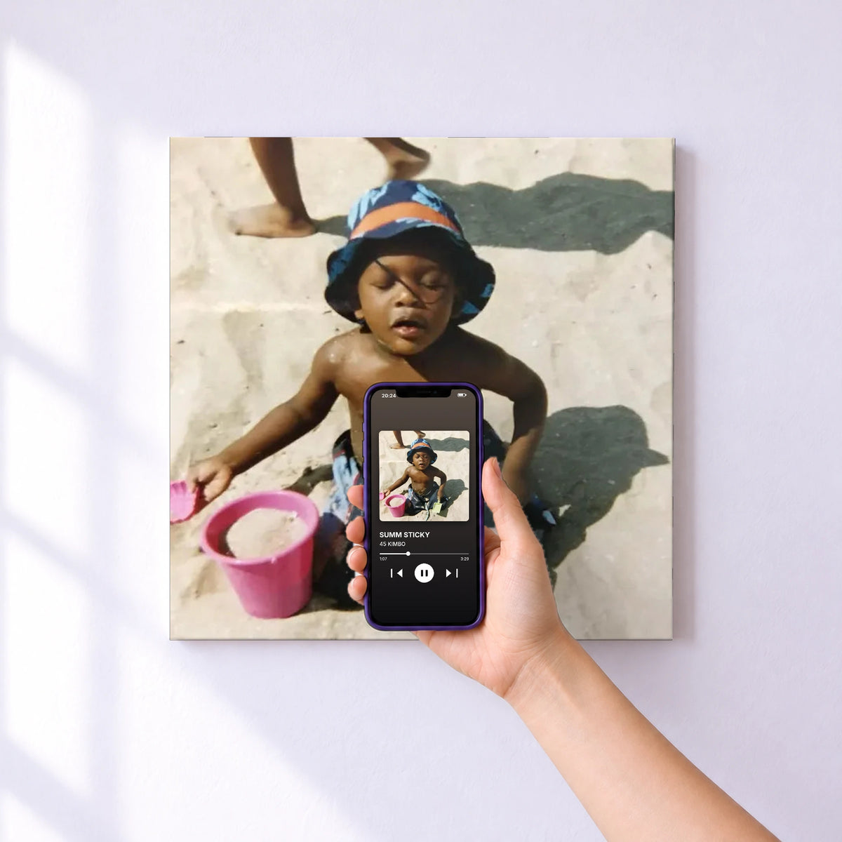 Affiche connectée SUMM STICKY de 45 KIMBO au mur : l'album se lance en approchant le téléphone