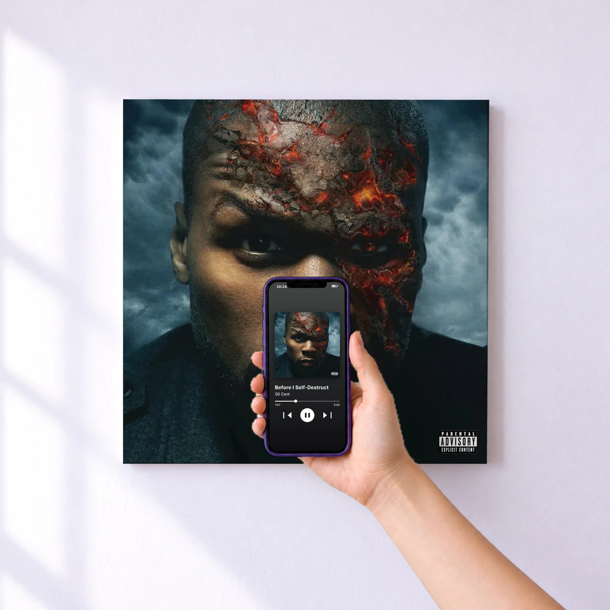Affiche connectée Before I Self-Destruct de 50 Cent au mur : l'album se lance en approchant le téléphone