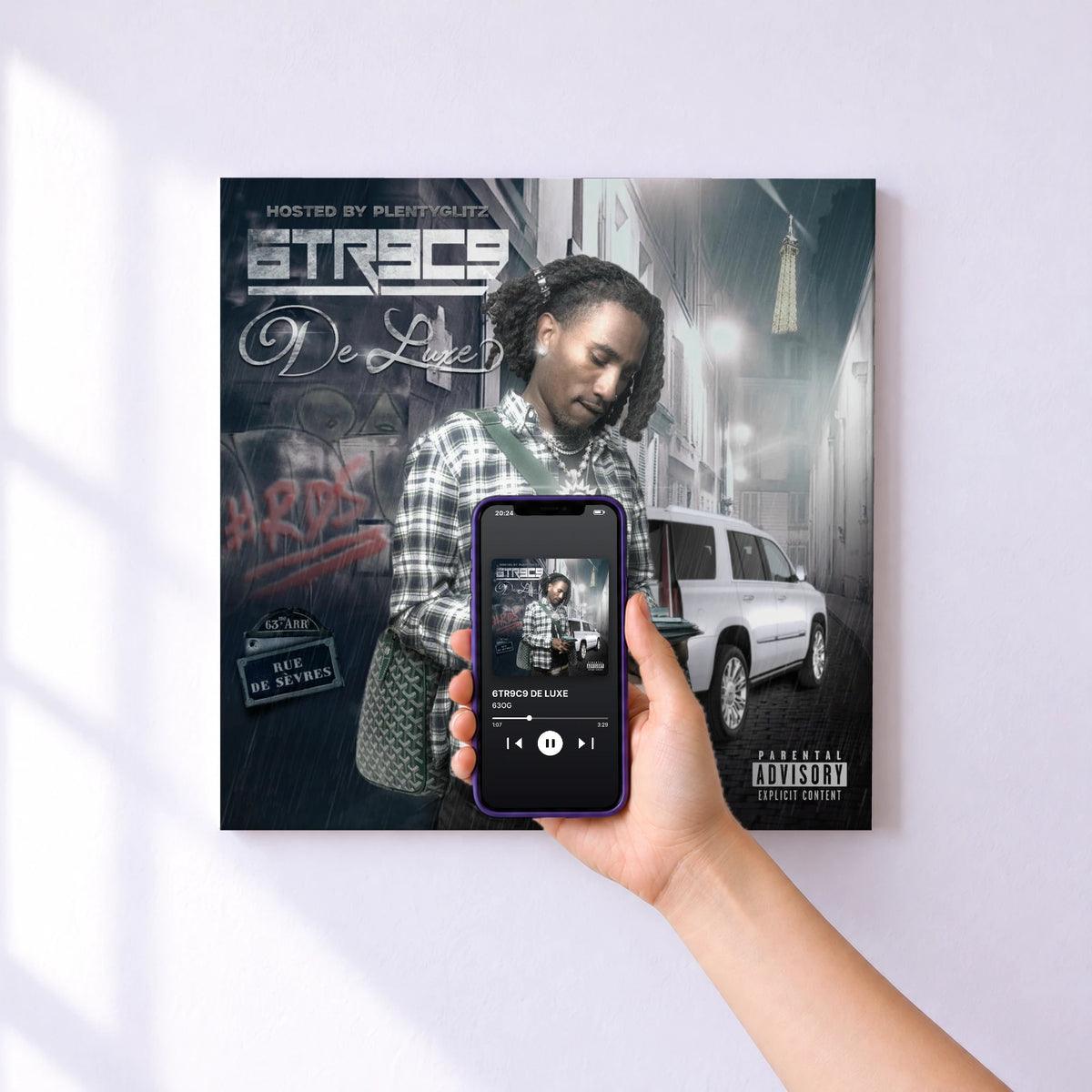 Affiche connectée 6TR9C9 DE LUXE de 63OG au mur : l'album se lance en approchant le téléphone