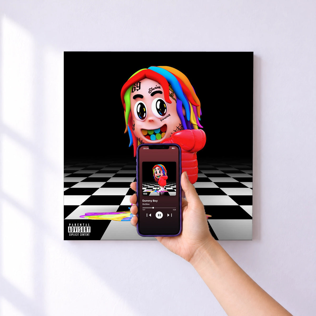 Affiche connectée Dummy Boy de 6ix9ine au mur : l'album se lance en approchant le téléphone
