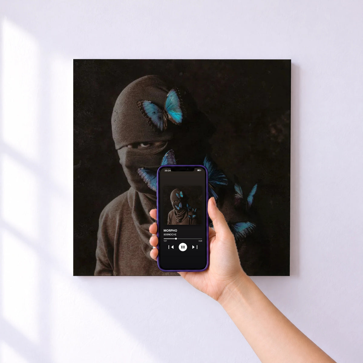 Affiche connectée MORPHO de 808NOCHE au mur : l'album se lance en approchant le téléphone