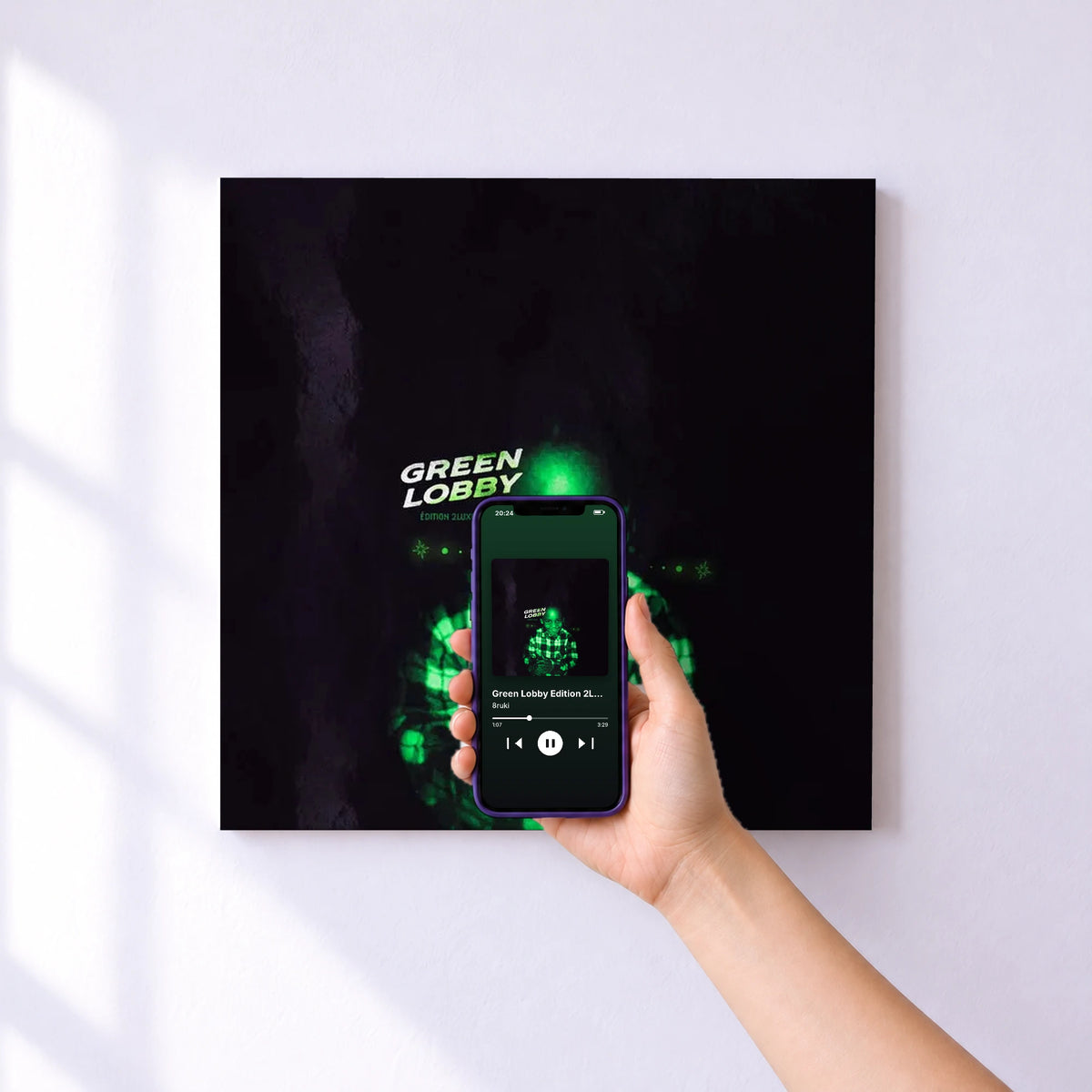 Affiche connectée Green Lobby Edition 2Luxe de 8ruki au mur : l'album se lance en approchant le téléphone