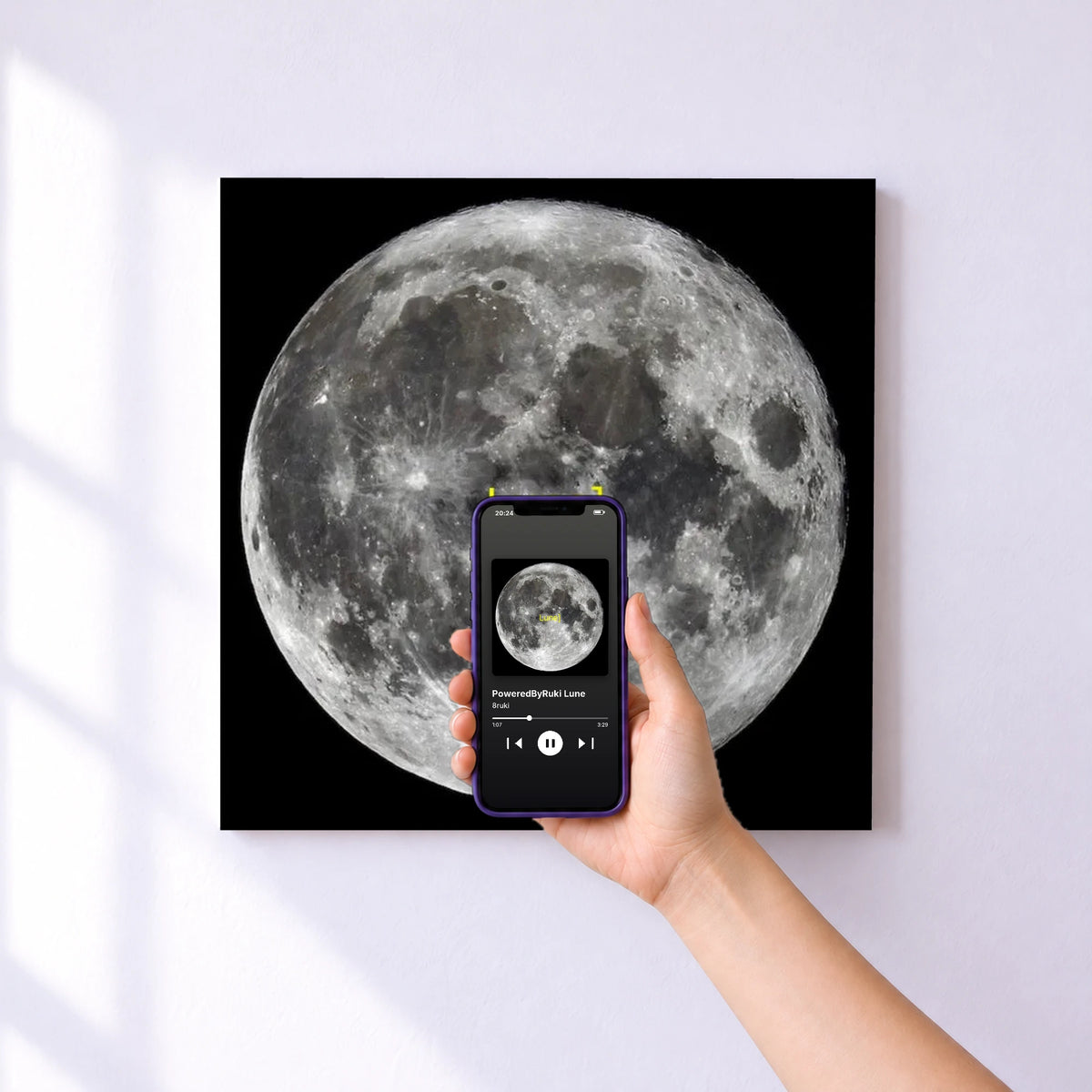 Affiche connectée PoweredByRuki Lune de 8ruki au mur : l'album se lance en approchant le téléphone