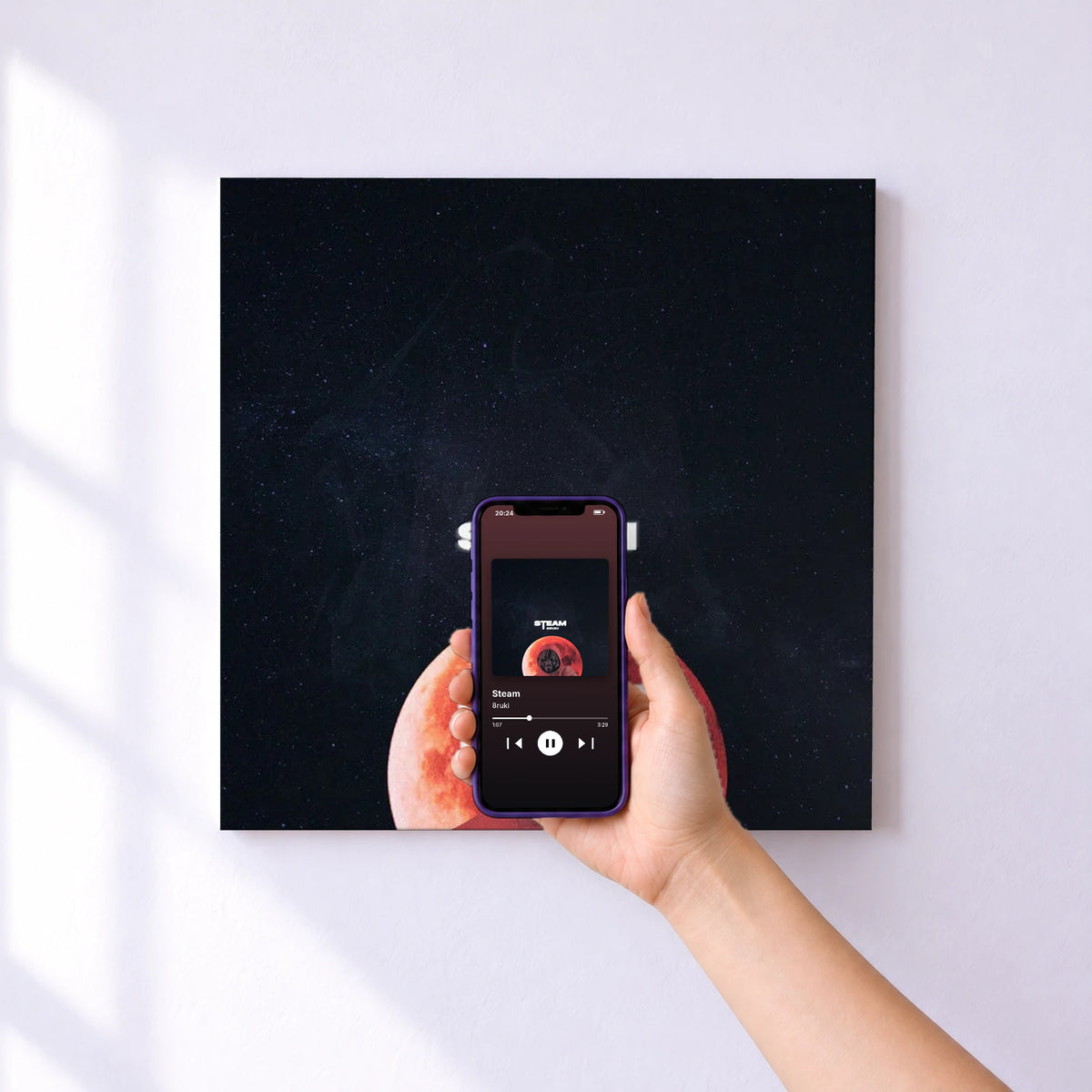 Affiche connectée Steam de 8ruki au mur : l'album se lance en approchant le téléphone