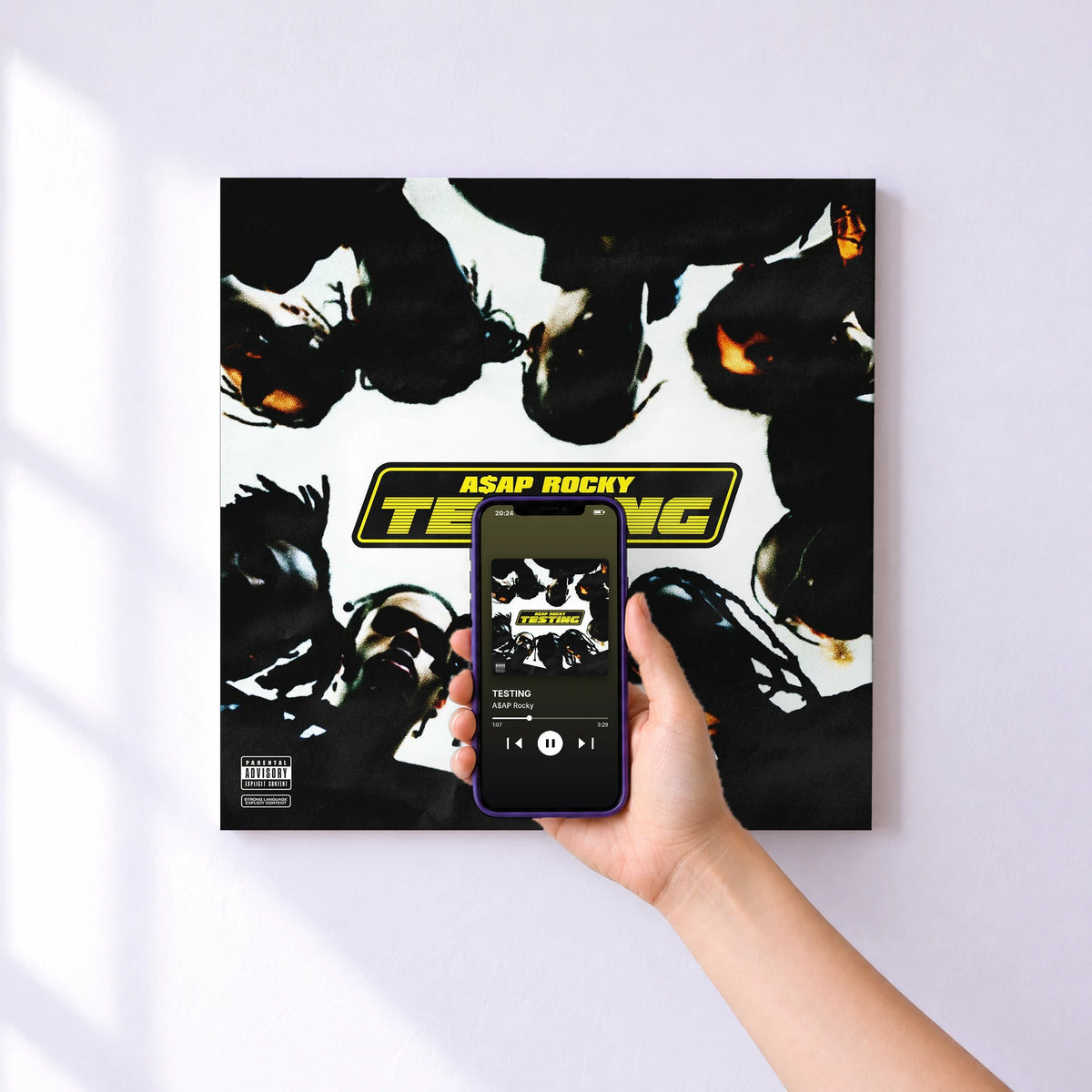 Affiche connectée TESTING de A$AP Rocky au mur : l'album se lance en approchant le téléphone