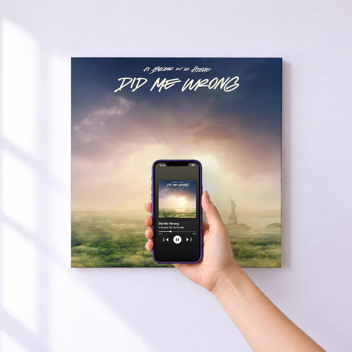 Affiche connectée Did Me Wrong de A Boogie Wit da Hoodie au mur : l'album se lance en approchant le téléphone