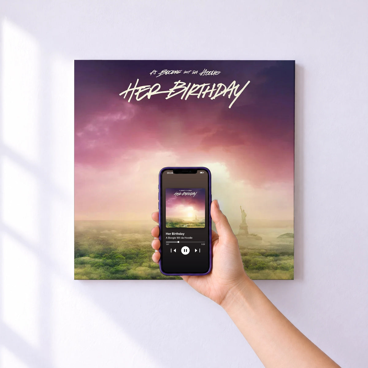 Affiche connectée Her Birthday de A Boogie Wit da Hoodie au mur : l'album se lance en approchant le téléphone