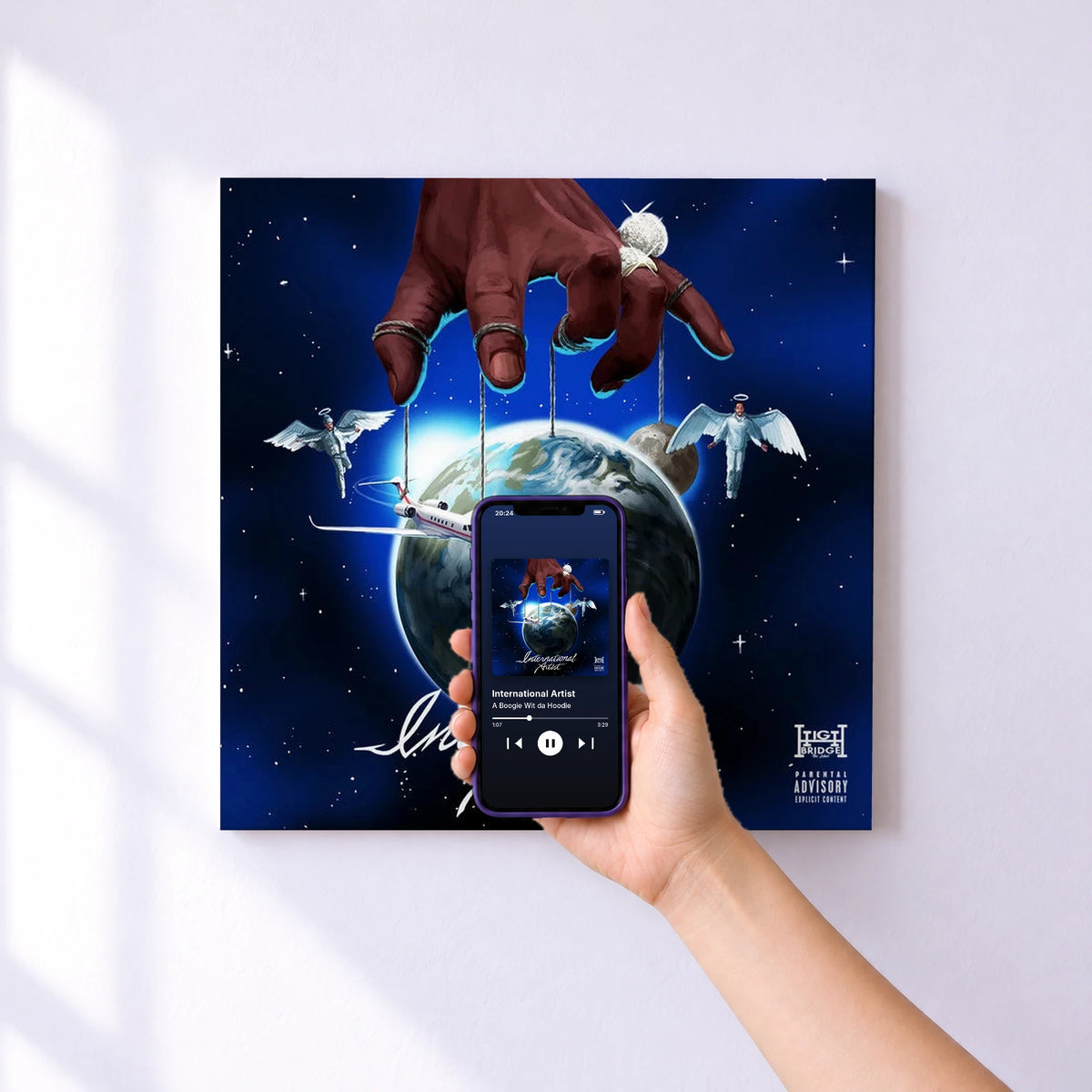 Affiche connectée International Artist de A Boogie Wit da Hoodie au mur : l'album se lance en approchant le téléphone