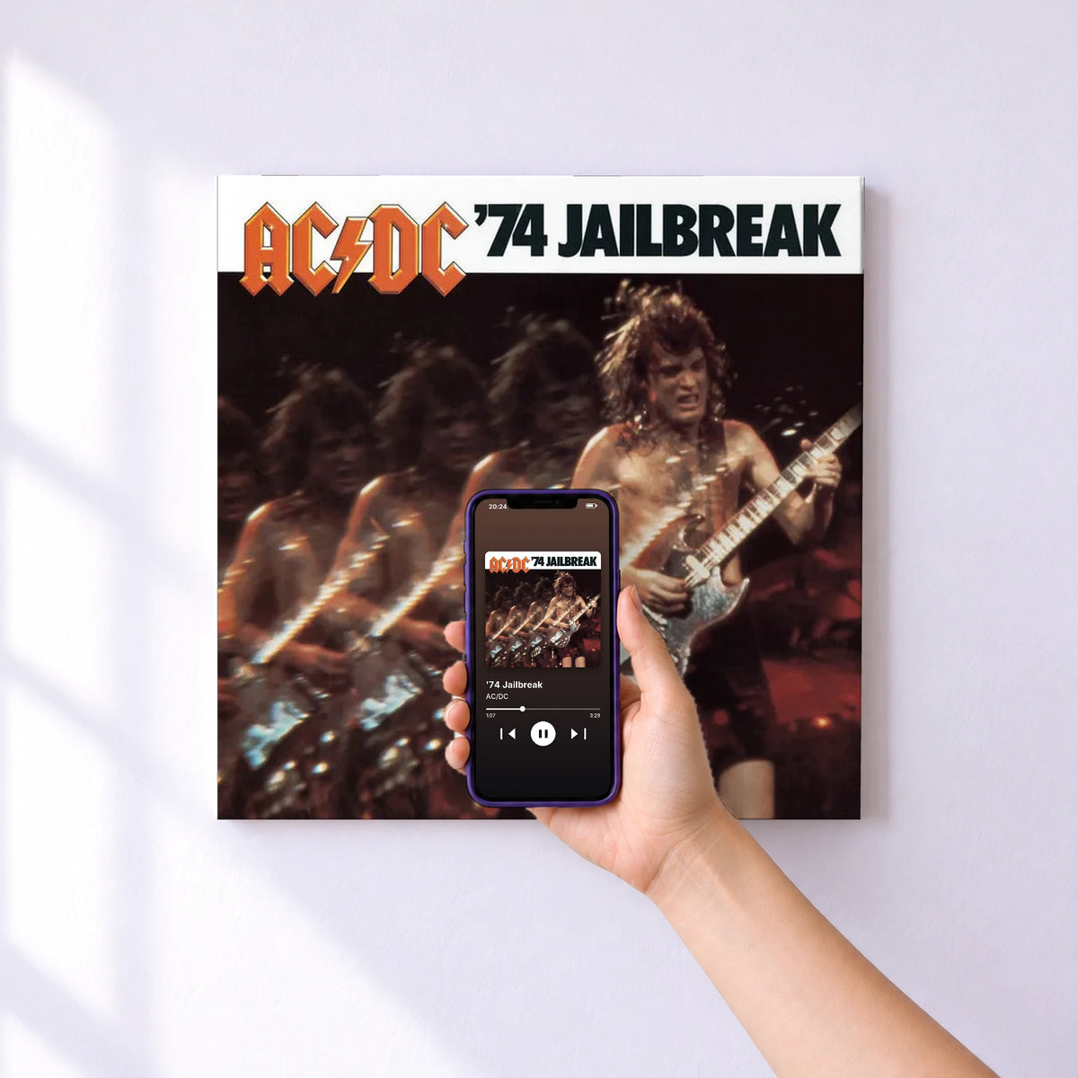 Affiche connectée '74 Jailbreak de AC/DC au mur : l'album se lance en approchant le téléphone