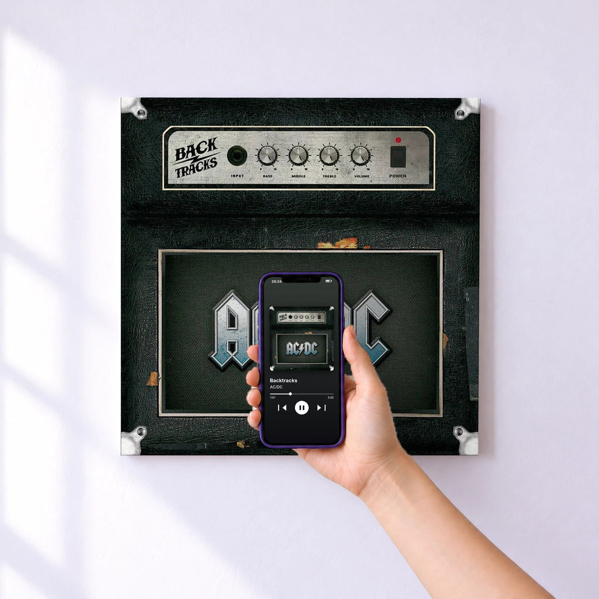 Affiche connectée Backtracks de AC/DC au mur : l'album se lance en approchant le téléphone