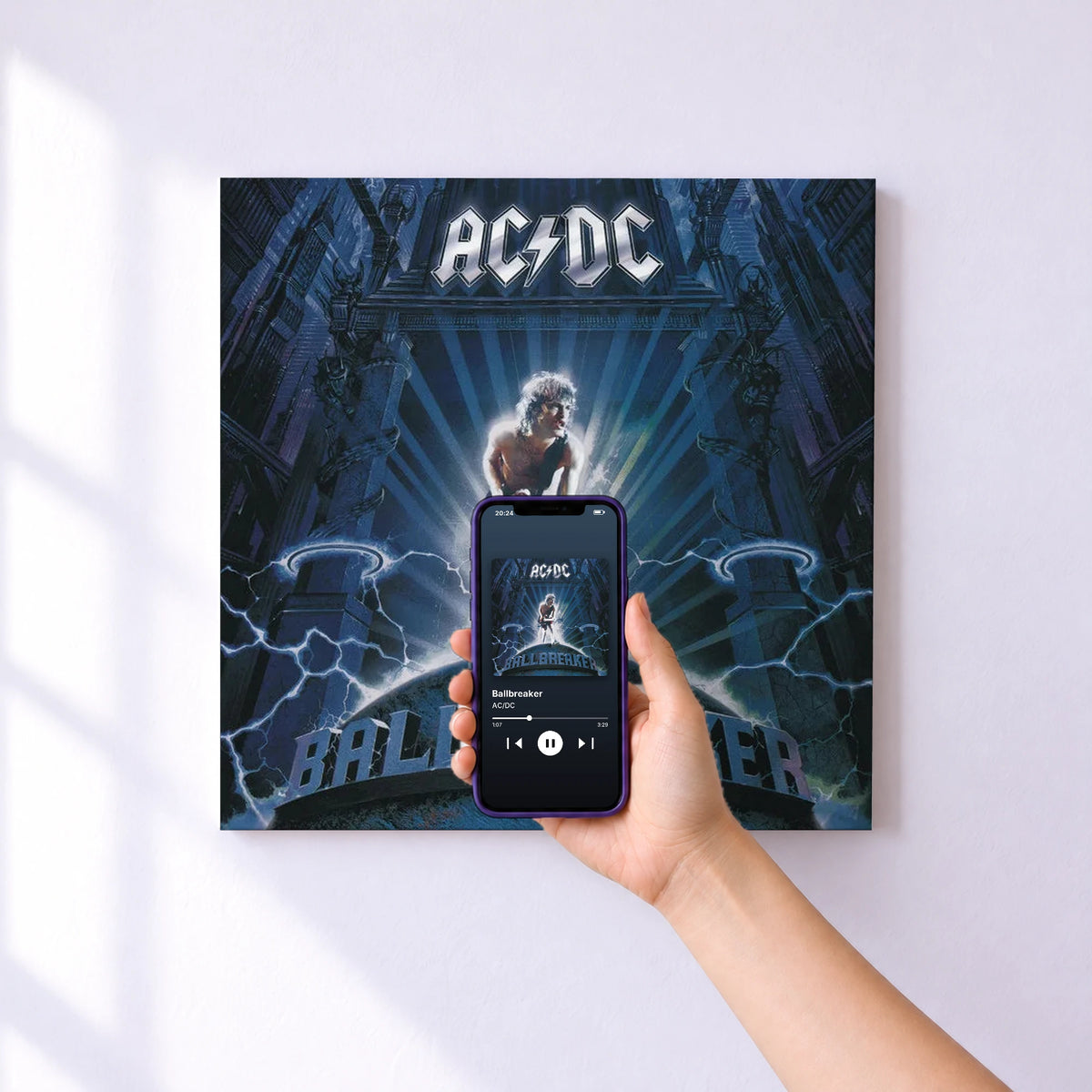 Affiche connectée Ballbreaker de AC/DC au mur : l'album se lance en approchant le téléphone
