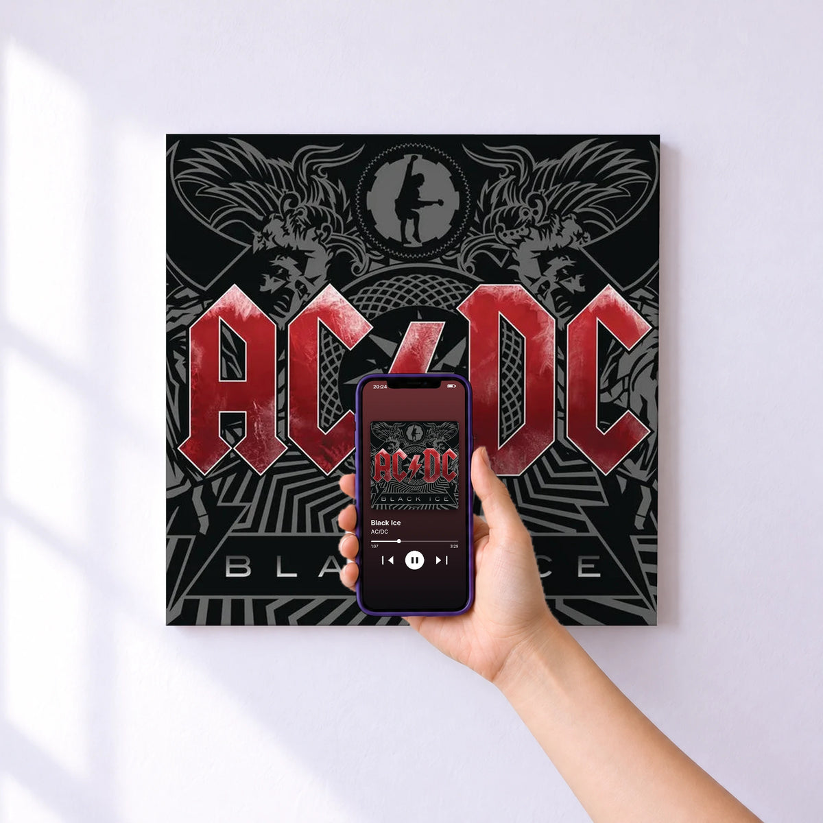 Affiche connectée Black Ice de AC/DC au mur : l'album se lance en approchant le téléphone