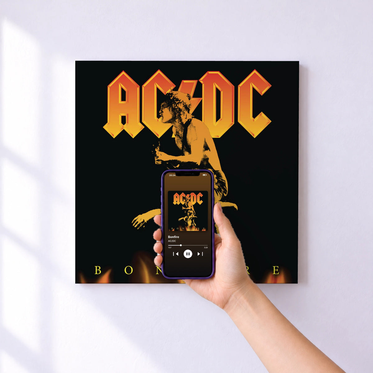 Affiche connectée Bonfire de AC/DC au mur : l'album se lance en approchant le téléphone