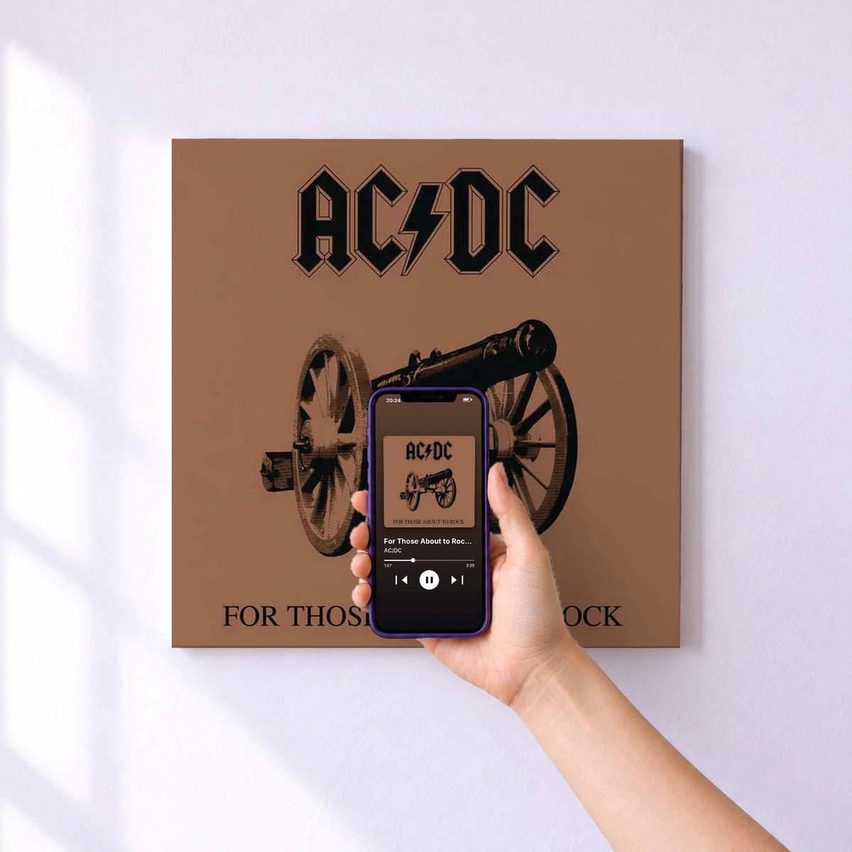 Affiche connectée For Those About to Rock (We Salute You) de AC/DC au mur : l'album se lance en approchant le téléphone