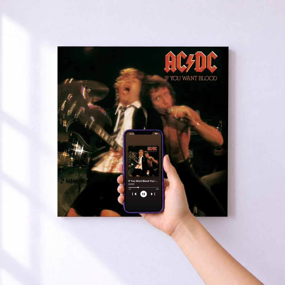 Affiche connectée If You Want Blood You've Got It (Live) de AC/DC au mur : l'album se lance en approchant le téléphone