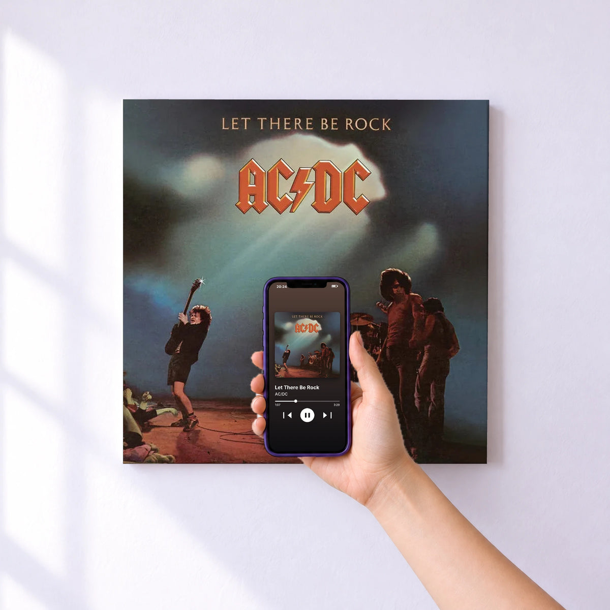 Affiche connectée Let There Be Rock de AC/DC au mur : l'album se lance en approchant le téléphone