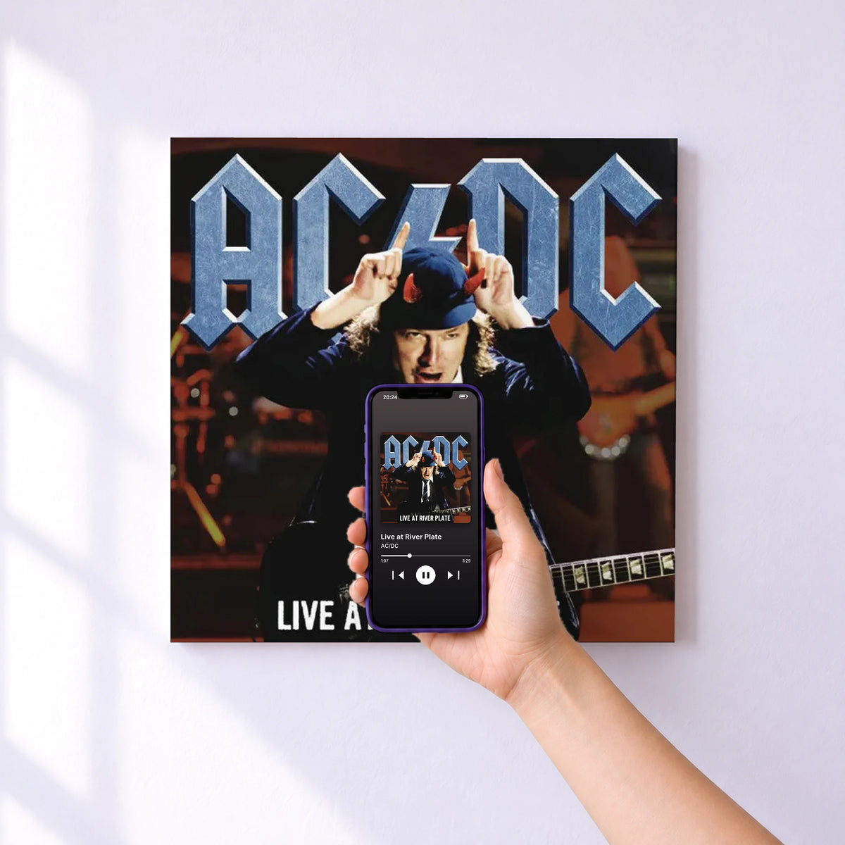 Affiche connectée Live at River Plate de AC/DC au mur : l'album se lance en approchant le téléphone