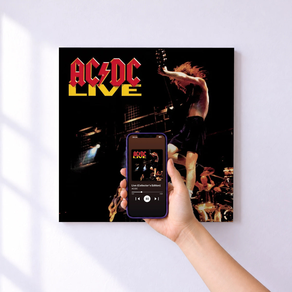 Affiche connectée Live (Collector's Edition) de AC/DC au mur : l'album se lance en approchant le téléphone