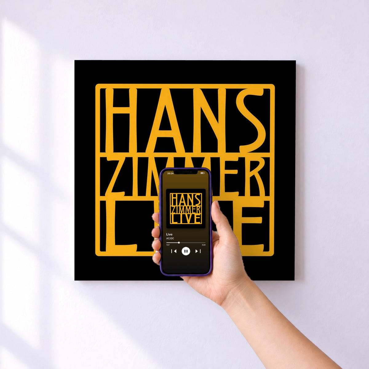 Affiche connectée Live de AC/DC au mur : l'album se lance en approchant le téléphone