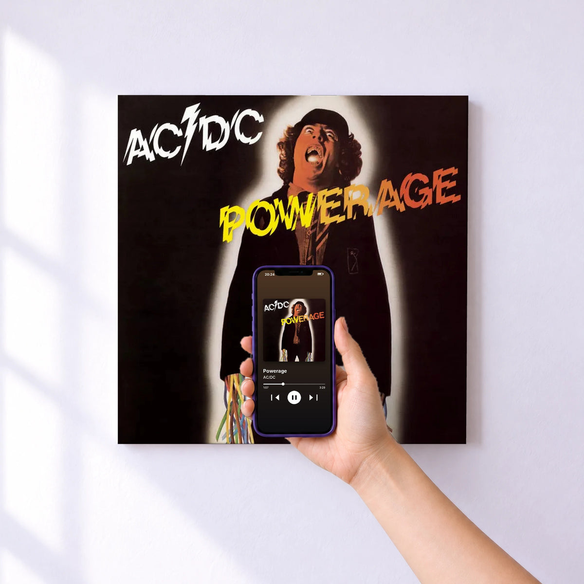 Affiche connectée Powerage de AC/DC au mur : l'album se lance en approchant le téléphone