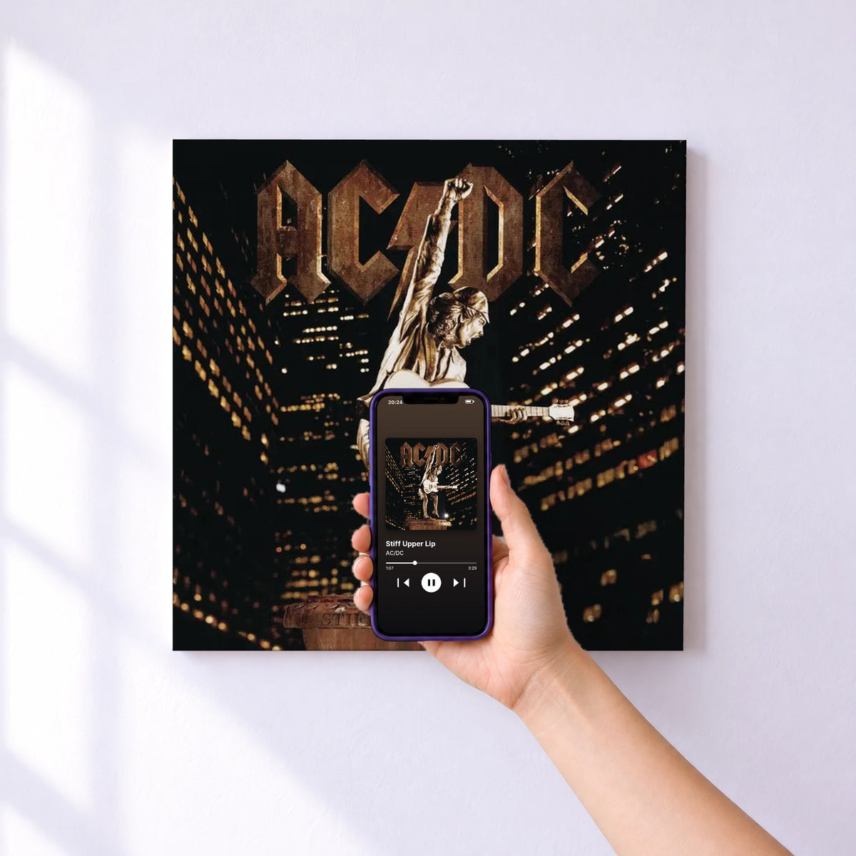 Affiche connectée Stiff Upper Lip de AC/DC au mur : l'album se lance en approchant le téléphone