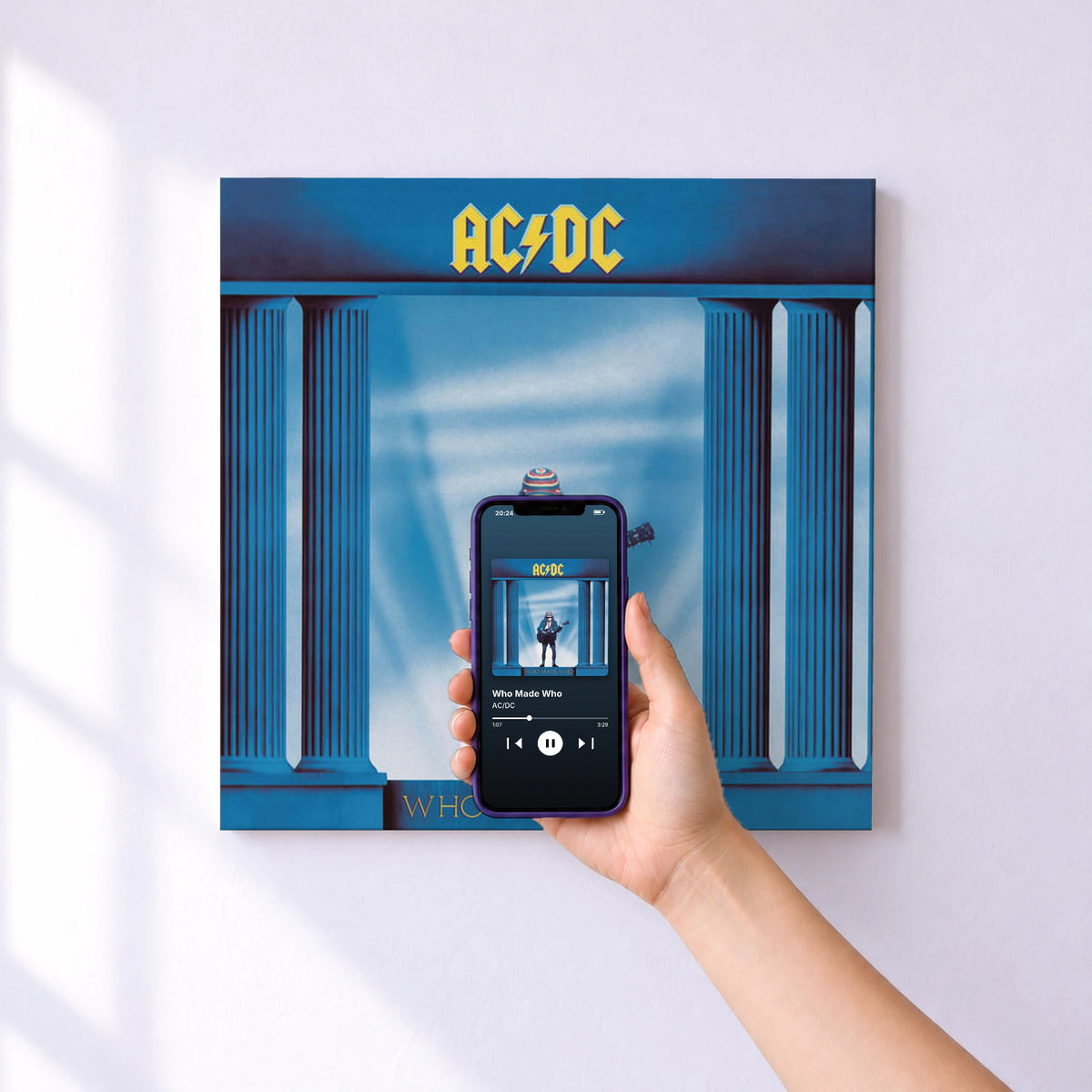 Affiche connectée Who Made Who de AC/DC au mur : l'album se lance en approchant le téléphone