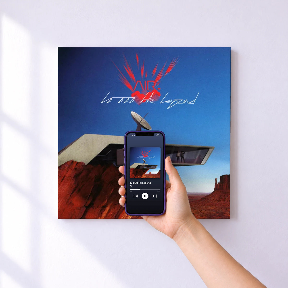 Affiche connectée 10 000 Hz Legend de Air au mur : l'album se lance en approchant le téléphone